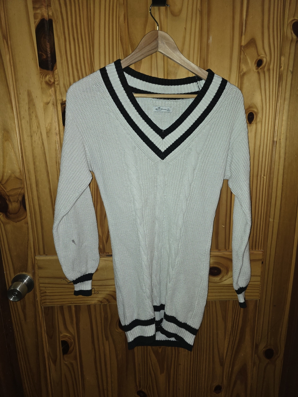 Size Xsmall Hollister Ivory Cable-Knit V-Neck Sweater with Black Trim